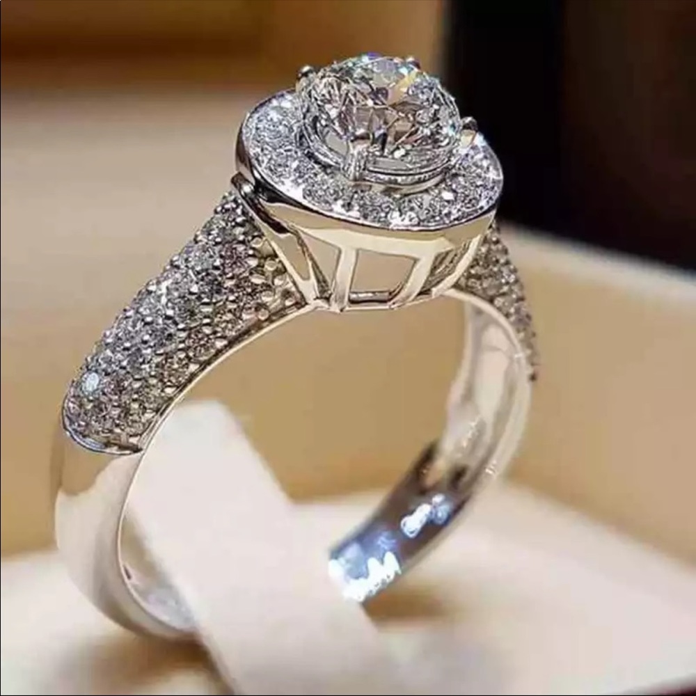 New Women’s 925 Silver Beautiful Round Diamond Ring